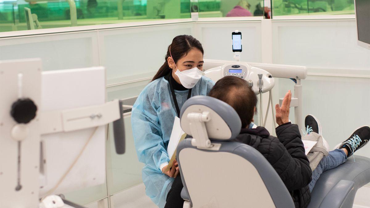 一名牙科学生正在治疗病人